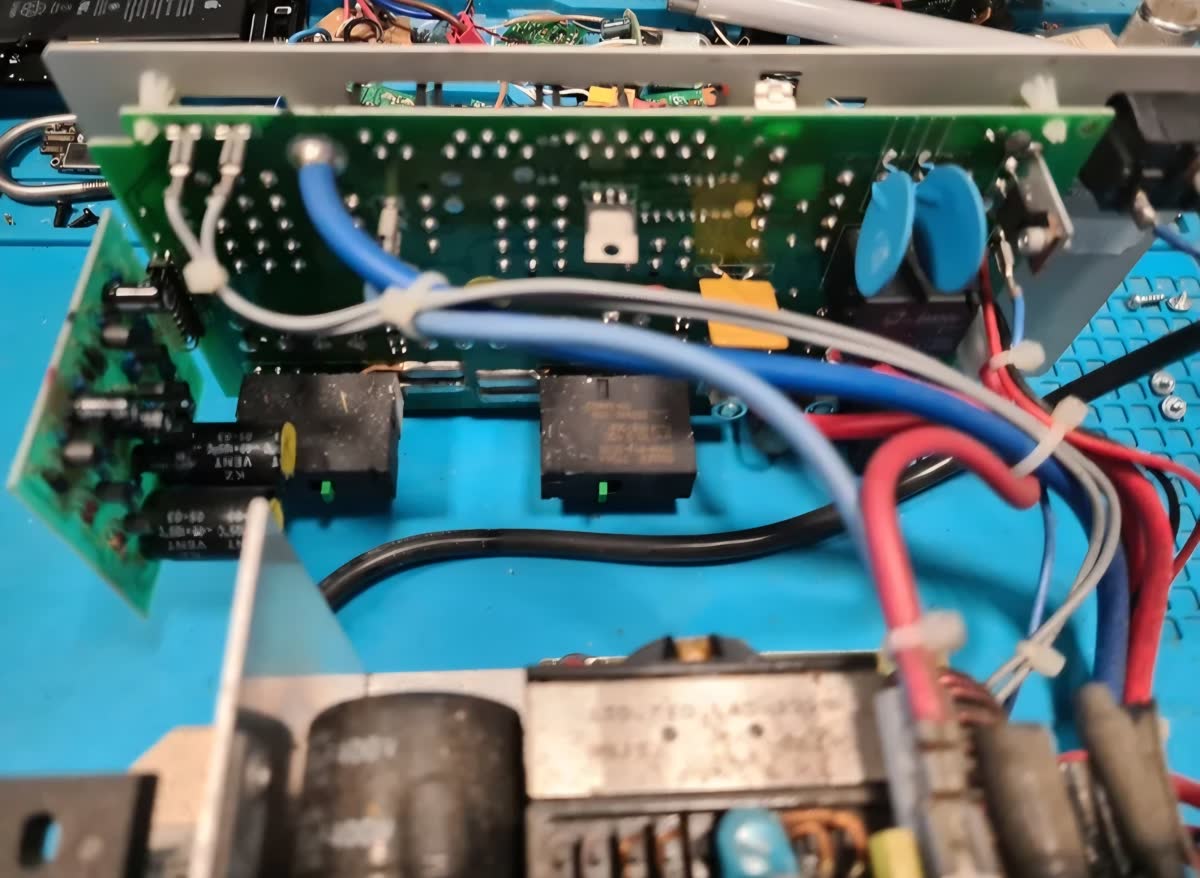 Desmontaje interno de Elektroblock Schaudt — placa de potencia, relés y capacitores