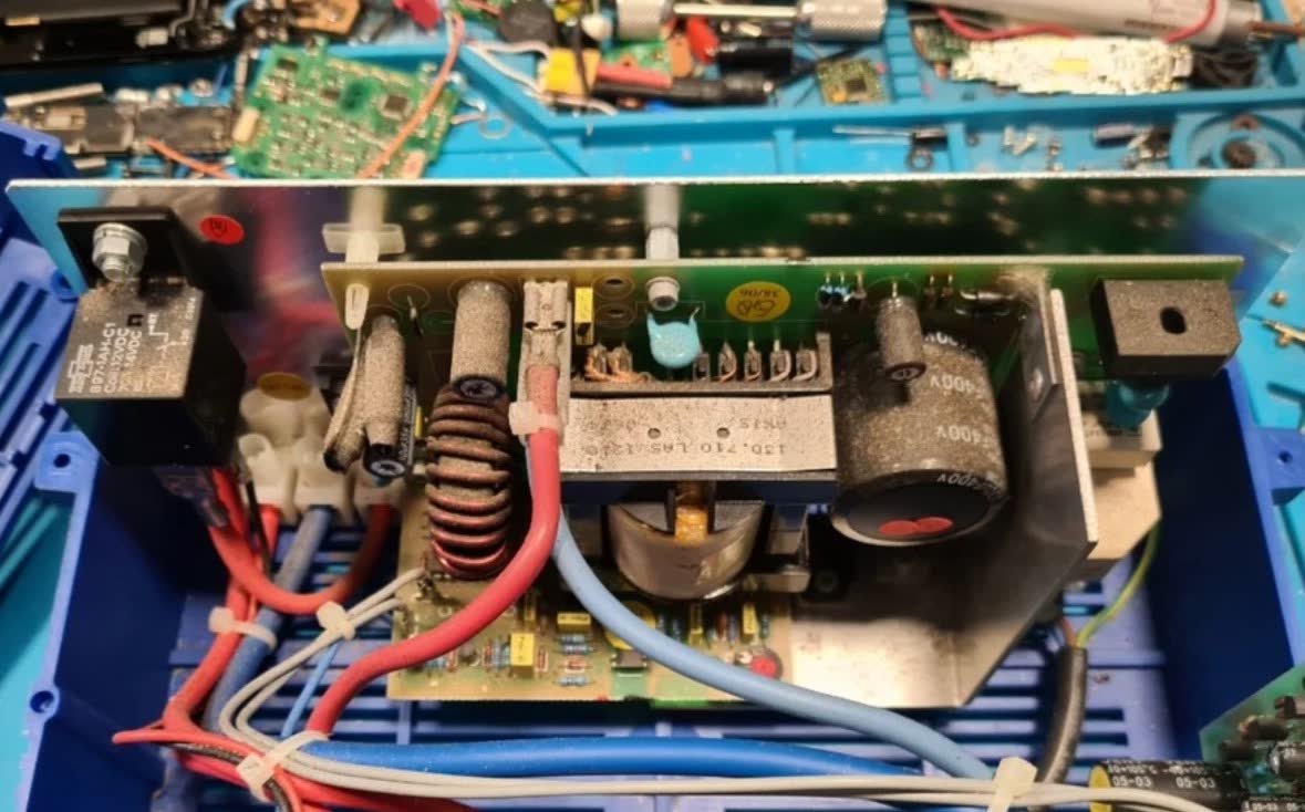 Elektroblock Schaudt que no carga la batería auxiliar al enchufarlo a red 220 V — cargador interno caído