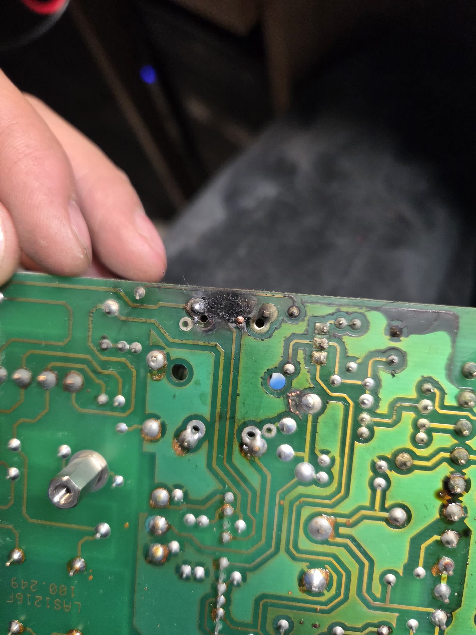 Placa PCB del Elektroblock Schaudt con pistas de cobre quemadas por cortocircuito prolongado