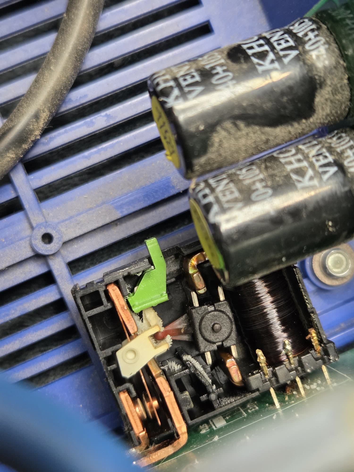 Relés de 12 V internos del Elektroblock Schaudt con los contactos quemados y picados