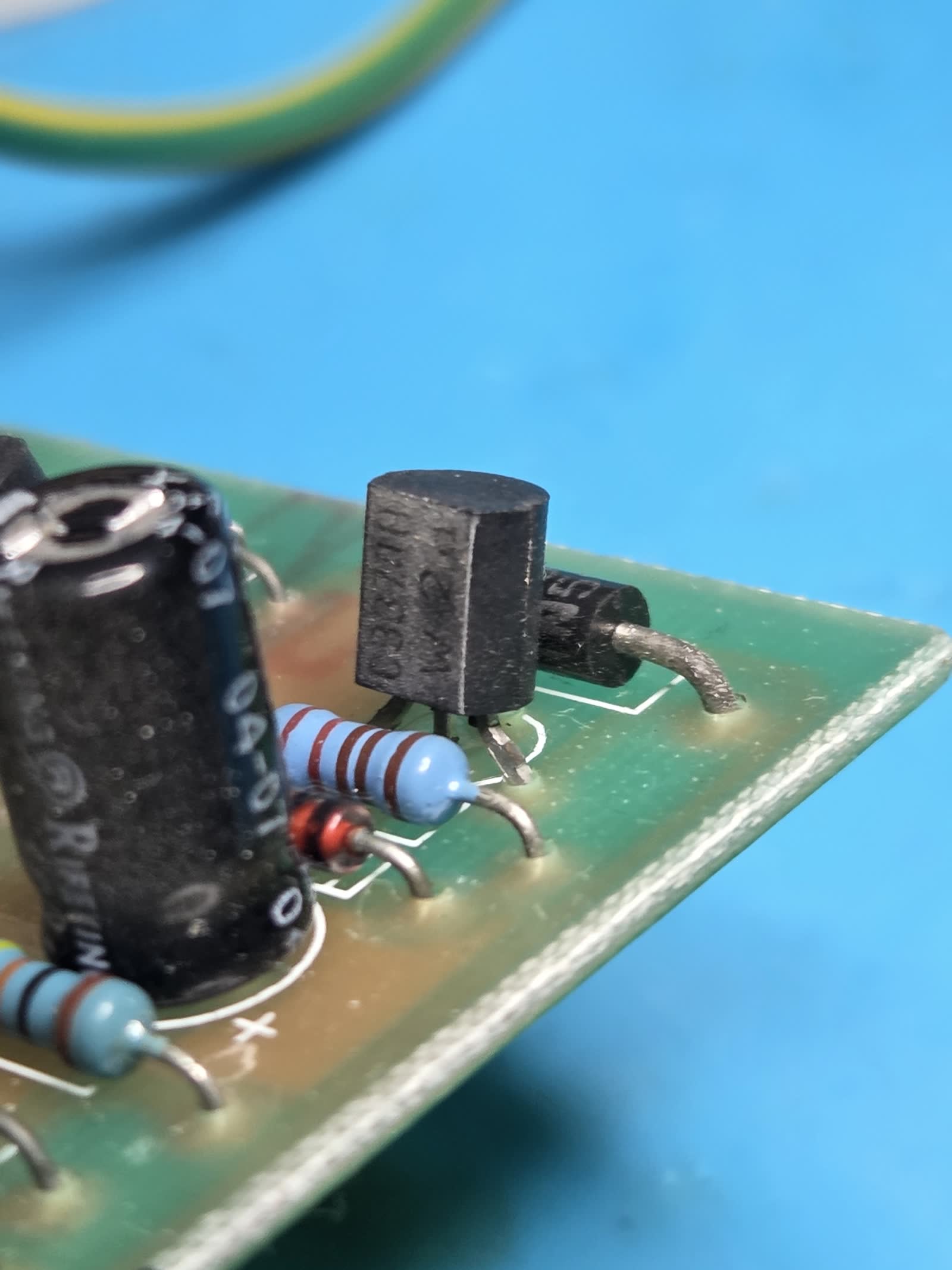 Relé interno de Elektroblock EBL vibrando — avería típica de zumbido en autocaravana